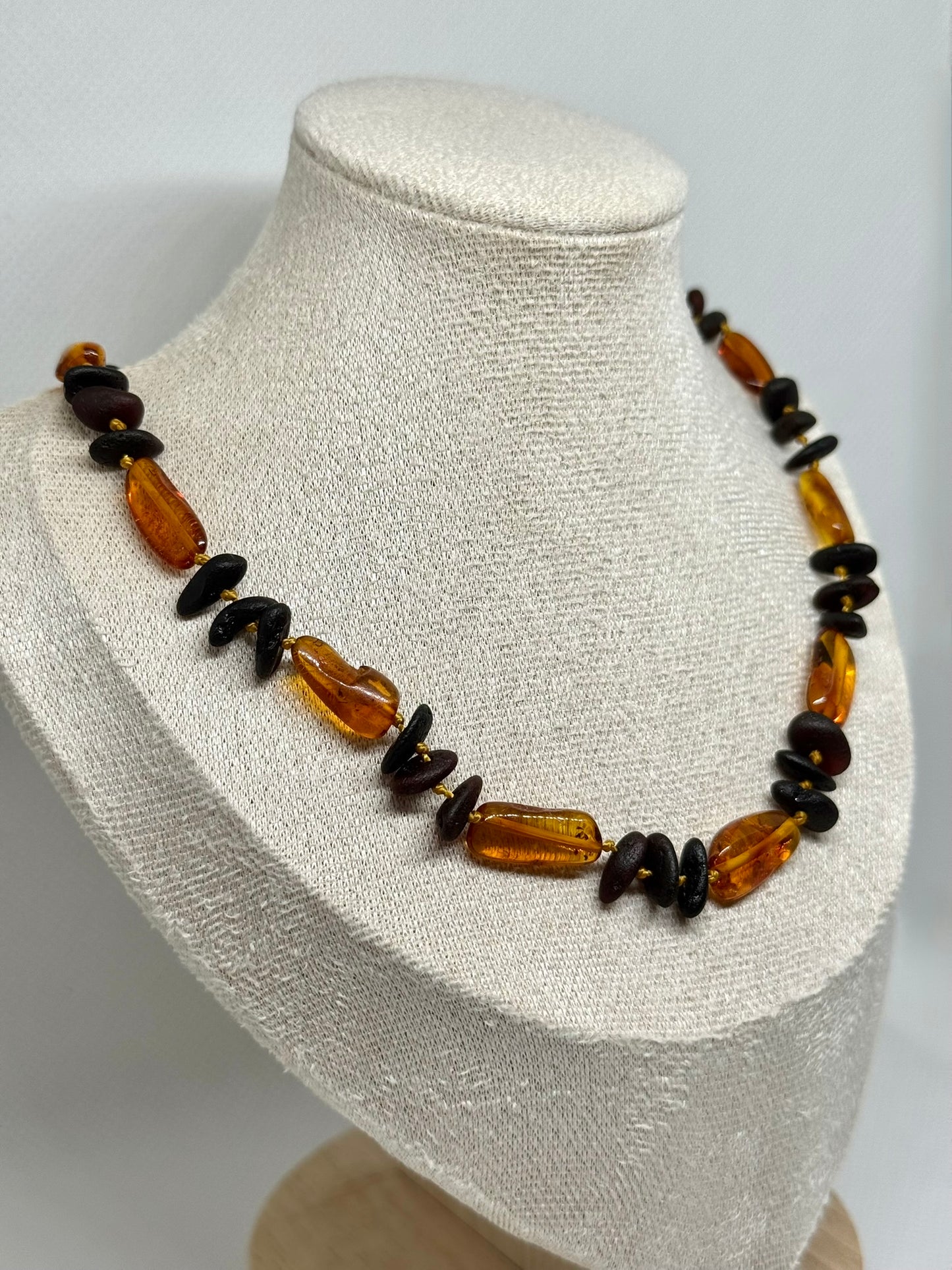 Kehribar Kolye - Siyah ve Konyak (44 cm)