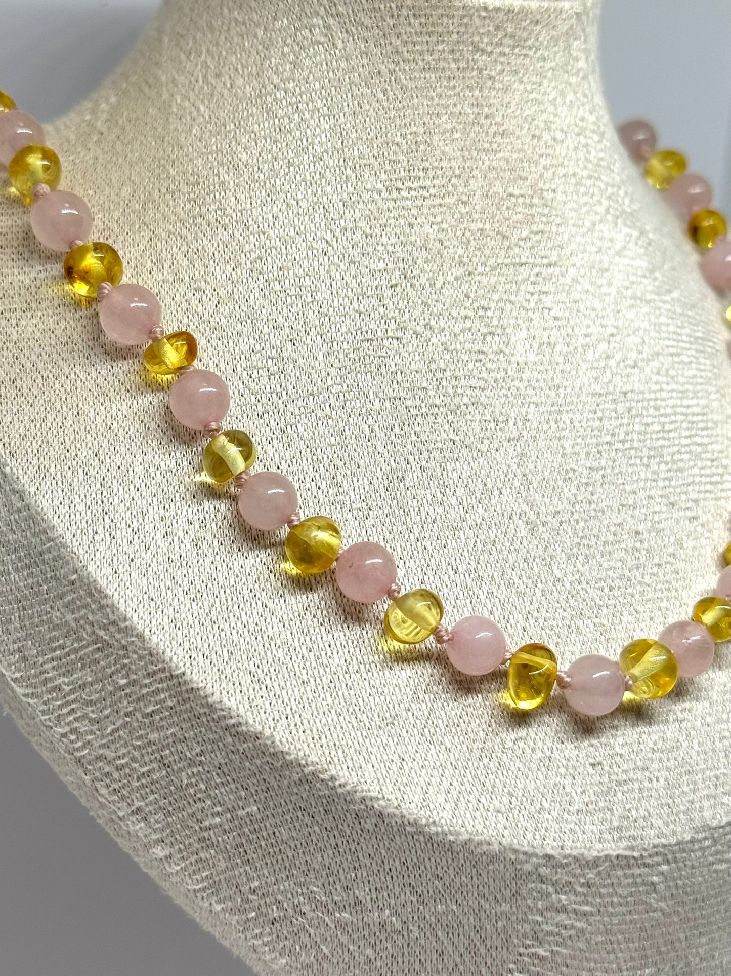 Kehribar ve Doğal Taş Kolye - Bal ve Gül Kuvars (45 cm)