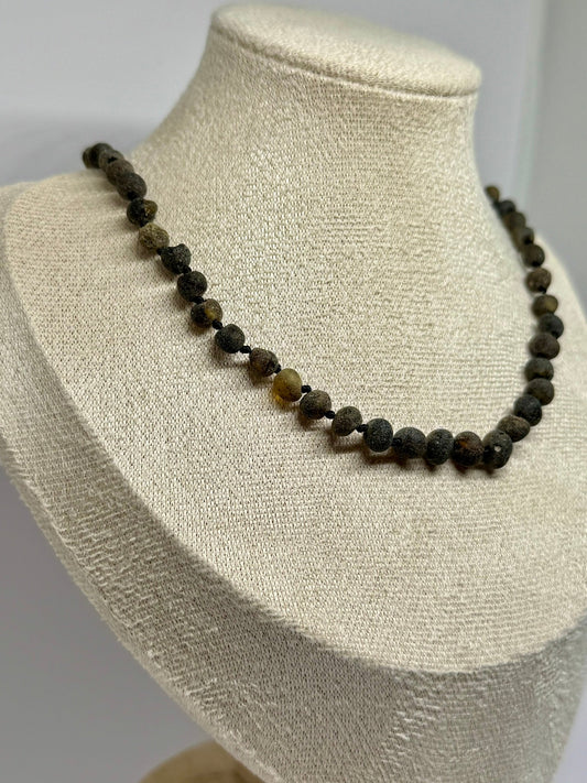 Ham Kehribar Bebek Kolye - Koyu Yeşil (33 cm)