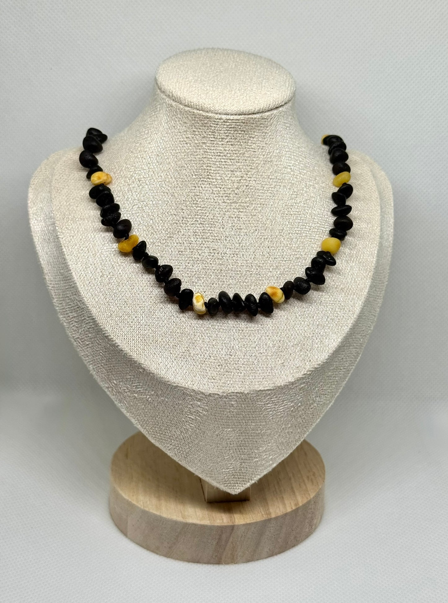 Ham Kehribar Kolye - Siyah ve Tereyağı (46 cm)