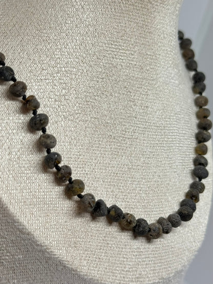 Ruwe Barnsteen Ketting - Donkergroen (55-60 cm)